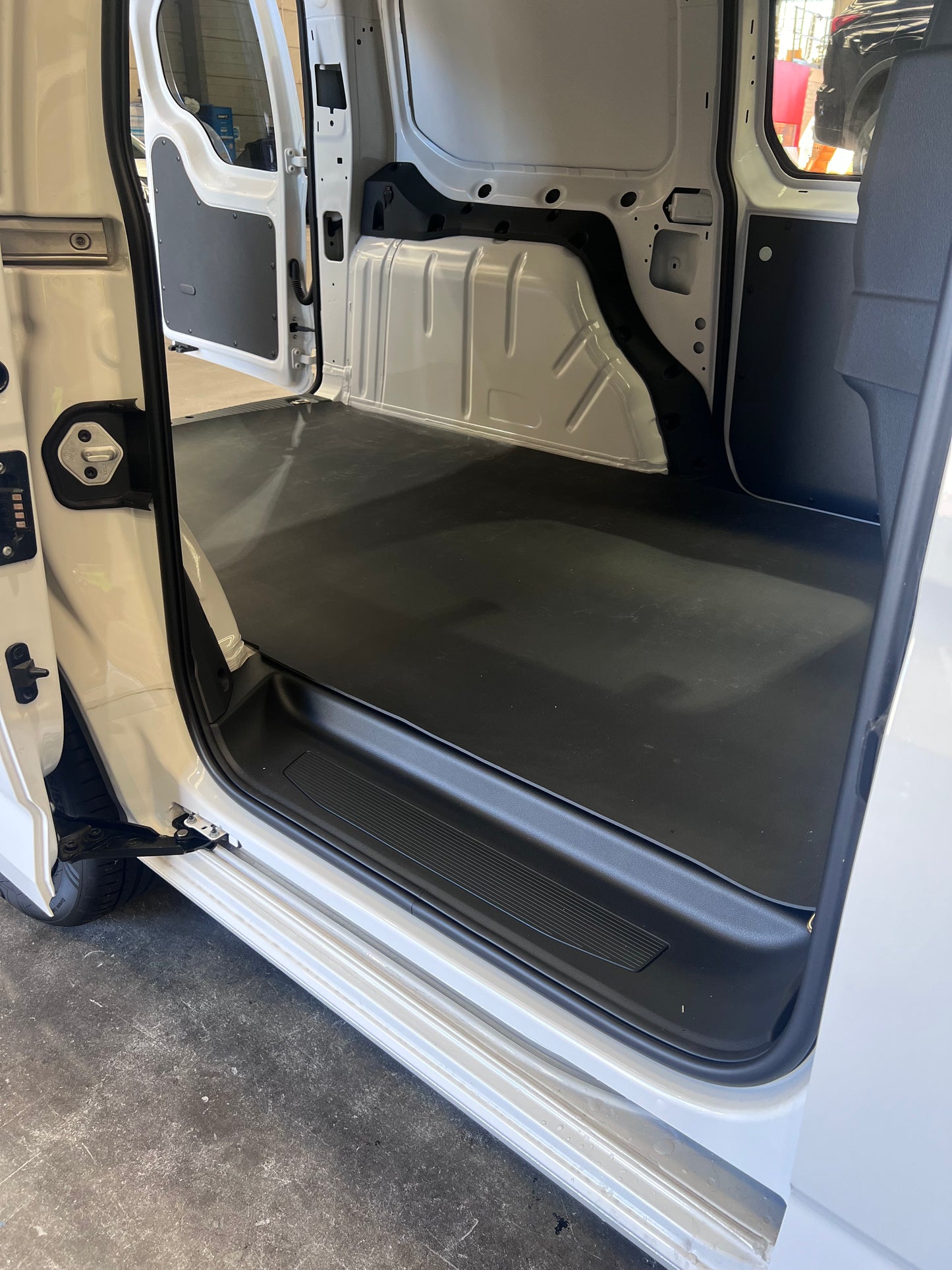 Caddy 5 TPE (thermoplastic elastomer). Rubber mats in 4.5 mm. Non slip no toxins no smell. 100% recyclable