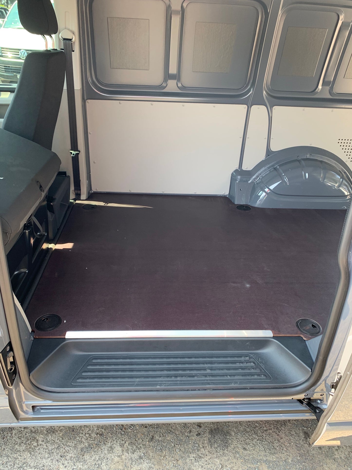Transporter FLOOR with integrated edge protection