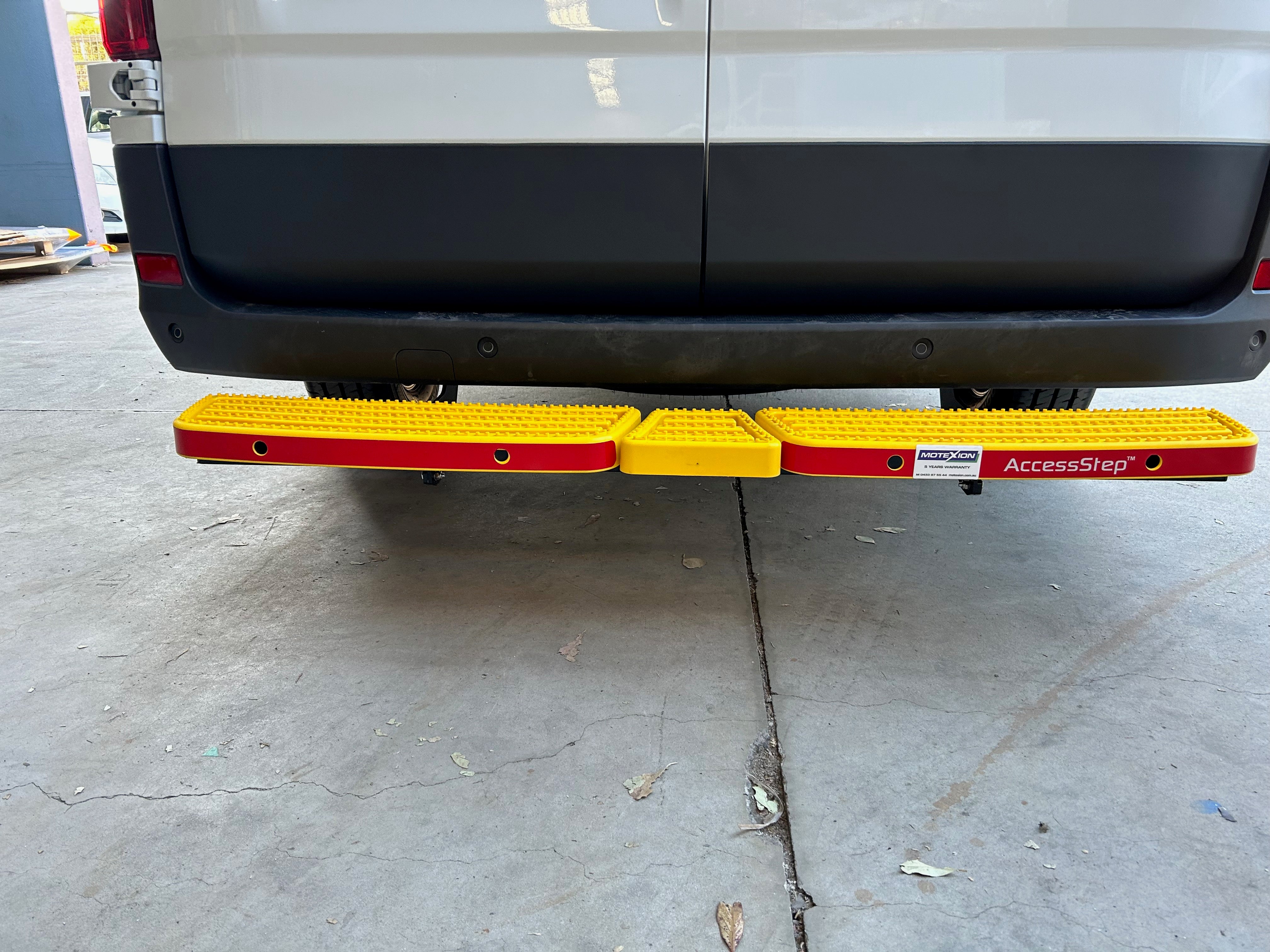 LDV Deliver 9 Rear Step with integrated sensors – Motexion Australia
