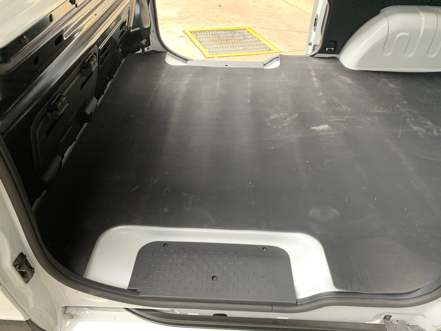 Renault trafic mitsubishi express rubber mat