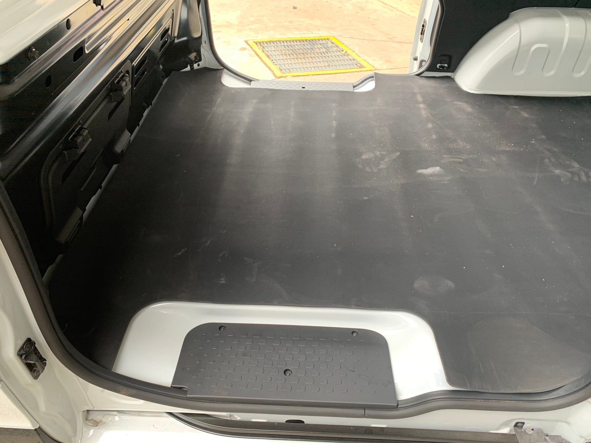 Renault trafic mitsubishi express rubber mat